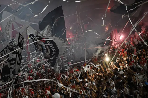 Rio de Janeiro, Brezilya, 19 Ekim 2024. Vasco futbol taraftarları Atltico-MG maçında Copa do Brasil 2024, Sao Januario Stadyumu 'nda.