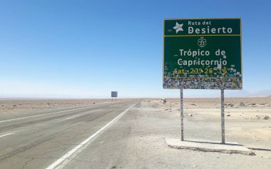 San Pedro de Atacama, Şili, 15 Aralık 2024. Atacama Çölü 'ndeki Oğlak tropik bölgesinden geçen 23. yol..