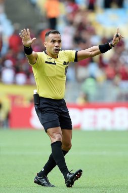Rio de Janeiro, Brezilya, 8 Şubat 2025. Futbol hakemi Alex Stefano, Carioca Stadyumu 'nda Fluminense ve Flamengo arasında oynanan karşılaşmada.