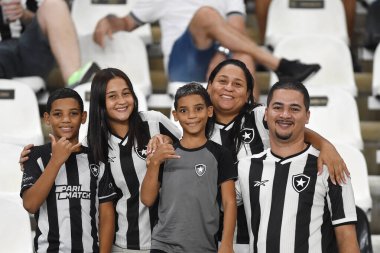 Rio de Janeiro, Brezilya, 28 Şubat 2025. 2025 Recopa finali için Nlton Santos Stadyumu 'nda oynanan yarış sırasında Botafogo taraftarları