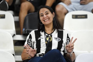 Rio de Janeiro, Brezilya, 28 Şubat 2025. 2025 Recopa finali için Nlton Santos Stadyumu 'nda oynanan yarış sırasında Botafogo taraftarları