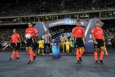 Rio de Janeiro, Brezilya, 28 Şubat 2025. 2025 Recopa finali için Botafogo ve Racing arasında Nilton Santos Stadyumu 'nda oynanan futbol maçında hakemler.
