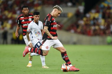 Rio de Janeiro, Brezilya, 22 Nisan 2025. Maracana Stadyumu 'ndaki Carioca Şampiyonası' nda Marica takımına karşı oynanan maçta, Flamengo takımından futbolcular.