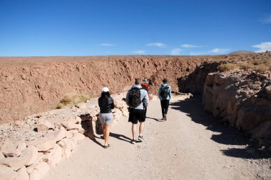 San Pedro de Atacama, Şili. 13 Aralık 2024. Atacama Çölü 'ndeki Puritama Kaplıcaları civarında yürüyen insanlar.