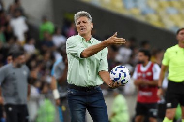 Rio de Janeiro, Brezilya, 13 Nisan 2025. Fluminense takımından futbol koçu Renato Gacho, Maracan Stadyumu 'nda oynanan Brezilya Şampiyonası maçında Santos' a karşı oynadı..