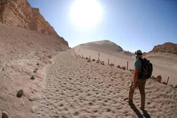 San Pedro de Atacama, Şili, 13 Aralık 2024. Ay Vadisi. Atacama Çölü 'nü keşfeden turistler.