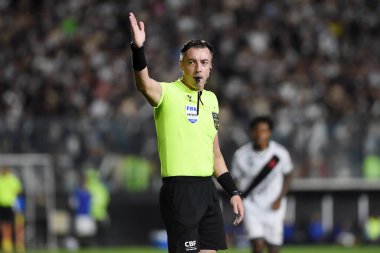 Rio de Janeiro, Brazil, August 7, 2025. Football referee Raphael Claus, during a Vasco vs CSA football match, valid for the Brazilian Cup, at the Sao Januario stadium.