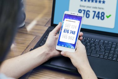 Dizüstü bilgisayarda ve cep telefonu uygulamasında 2FA İki faktör doğrulaması. 2 aşamalı kimlik doğrulama, 2 aşamalı doğrulama kodu konsepti. Ağa güvenli erişim.