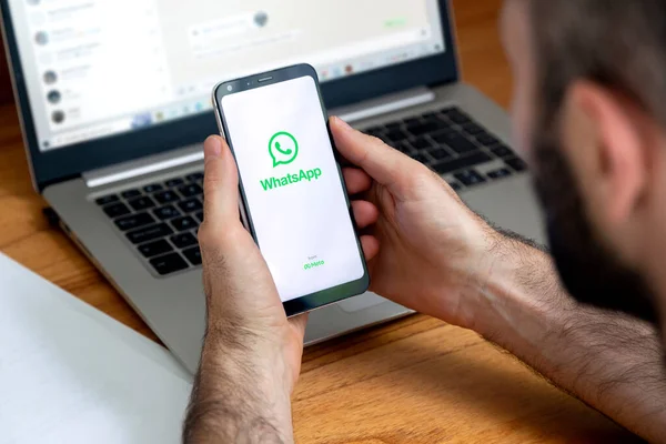Logo Aplikacji Whatsapp Ekranie Telefonu Rękach Mężczyzny Smartfon Białym Wyświetlaczem — Zdjęcie stockowe