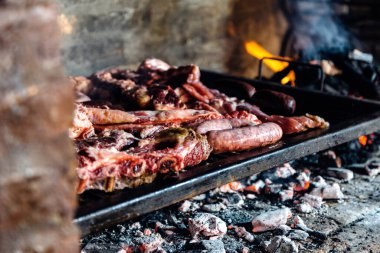 Barbekü, ızgarada et pişirme. Geleneksel Arjantin Asado 'su, Paraguay y Uruguay.
