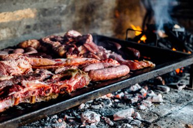 Barbekü, ızgarada et pişirme. Geleneksel Arjantin Asado 'su, Paraguay y Uruguay.