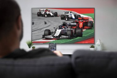 Akıllı TV 'de Formula Yarışı' nı izleyen adam. Canlı yarış yayını. ROSARIO, ARJANTINA - 2 Mart 2023.