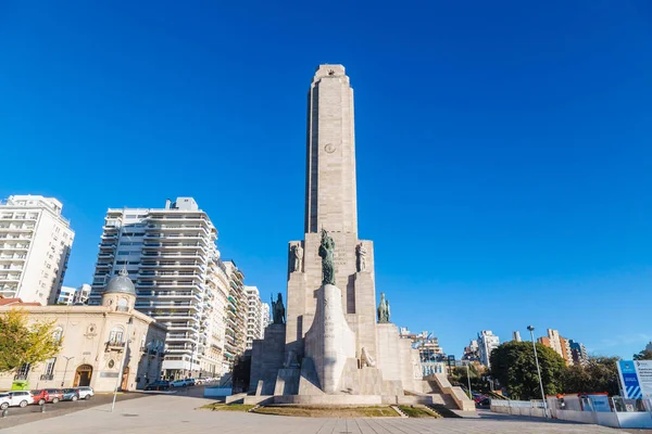 ROSARIO, ARGENTINA - 28 Haziran 2023: Arjantin 'in Rosario şehrinde bulunan Ulusal Bayrak Anıtı' nın önü. Monumento a la Bandera. Anıt.