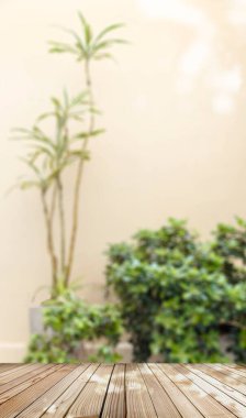 Boş kırsal ahşap sahne. Ürününüzü kopyalama alanı ile görüntüleyip monte etmeye hazır olun. Nesnelerin sunumu için ahşap zemin. Evin arka bahçesinin bulanık arkaplanı. Doğal, açık hava ve çevresel bakım kavramı.