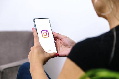 Kadın ekranda instagram uygulamasını gösteren bir cep telefonu tutuyor. Resimleri, boş zamanları ve pazarlamayı paylaşan popüler bir çevrimiçi sosyal medya. Rosario, Arjantin - 24 Kasım 2023