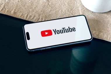 Evdeki bir masada akıllı telefondan Youtube uygulaması. Cep telefonu ekranında video yayını uygulaması. Rosario, Arjantin - 23 Kasım 2023