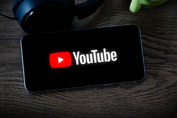 Evdeki bir masada akıllı telefondan Youtube uygulaması. Cep telefonu ekranında video yayını uygulaması. Rosario, Arjantin - 23 Kasım 2023