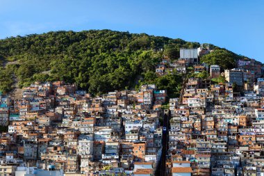 Favela Rio de Janeiro, Brezilya 'da. Tepedeki renkli evler. Rio 'dan Zona Sul. Şehrin fakir mahalleleri.