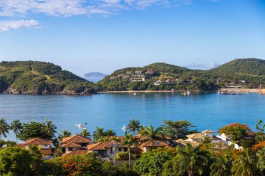Buzios, Brezilya. Ferradura Sahili. Güzel yaz gününde körfezin panoramik manzarası. Sakin deniz ve mavi gökyüzü.