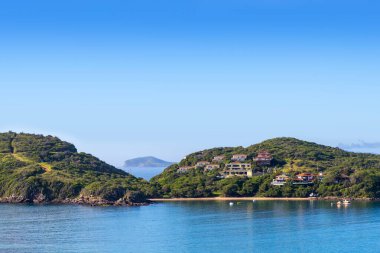 Buzios, Brezilya. Ferradura Sahili. Güzel yaz gününde körfezin panoramik manzarası. Sakin deniz ve mavi gökyüzü.