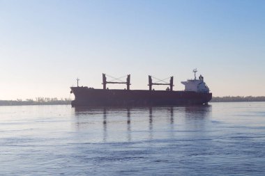 ROSARIO, ARGENTINA - 6 Temmuz 2019: Kargo gemisi Parana nehrinde, Rosario kıyılarının önünde demirledi. Gemi limanda yüklenmeyi bekliyor..