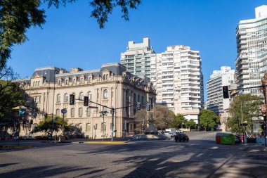 OSARIO, ARGENTINA - 6 Temmuz 2019: Çavuş Cabral ve Belgrano Bulvarı. Rosario kasabasının tarihi gümrük binası. Fransız mimari tarzı. Arkaplanda binalar.
