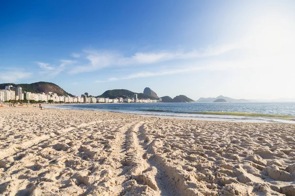 Rio mu? Copacabana 'da. Rio de Janeiro, Brezilya 'daki Copacabana plajının panoramik manzarası. Şehrin silueti.