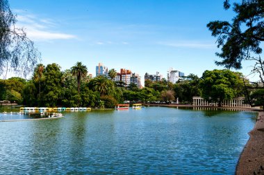 Rosario Arjantin, Independence Park. Renkli teknelerle gölün panoramik manzarası. Rosario 'nun turistik noktası.