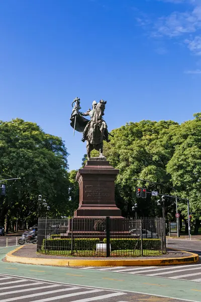 ROSARIO, ARGENTINA - 26 Aralık 2023: Arjantin bayrağının yaratıcısı Manuel Belgrano anıtı. Orono Boulvebard 'ın ortasına yerleştirilen heykel Inpendence Park' ta.