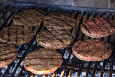 Barbeküde ızgara yapan gerçek Burgerler..