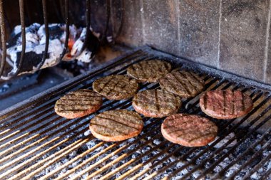 Barbeküde ızgara burger. Arjantin tarzı.