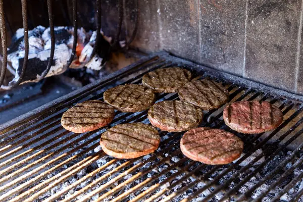 Barbeküde ızgara burger. Arjantin tarzı.