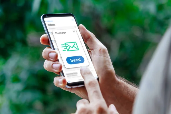 Adam cep telefonuyla mesaj göndermek üzere. Dijital iletişim konsepti. e-posta, kısa mesaj, kısa mesaj.