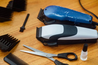 Kuaförlük işi. Saç makası, tarak, makas..