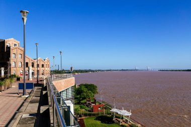 Puerto Norte mahallesi. Rosario şehri, Arjantin. Kuzey limanındaki eski yükleme rıhtımlarının Parana Nehri kıyısındaki modern binalarla görüntüsü.