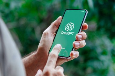 Cep telefonunda ChatGPT kullanan bir adam. Bu uygulama, OpenAI tarafından geliştirilen Yapay Zeka tabanlı bir sohbet robotu. ROSARIO, ARJANTINA - 22 Şubat 2024