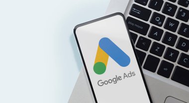 Akıllı telefon ekranında Google Ads Words. Cep telefonunun klavye üzerinden kapatılması. Rosario, Arjantin - 28 Şubat 2024.