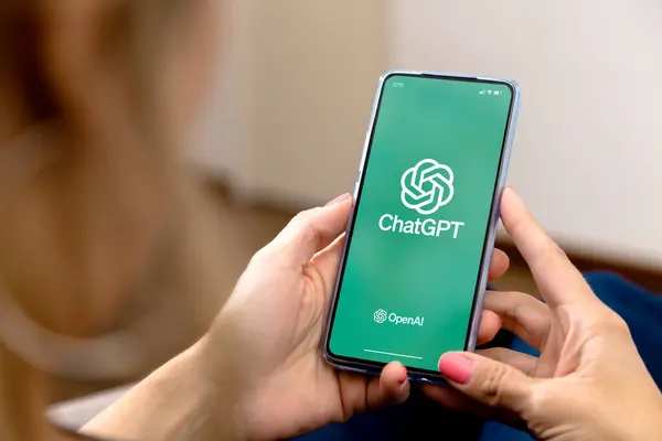 Ekranda ChatGPT olan cep telefonu kullanan bir kadın. Bu uygulama, OpenAI tarafından geliştirilen Yapay Zeka tabanlı bir sohbet robotu..