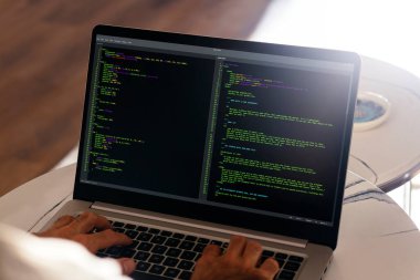 Bir dizüstü bilgisayara html javascript kodu yazan geliştirici programcı. Görüntüyü kapat.