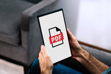 Ekranda PDF logosu olan dijital tablet tutan adam.