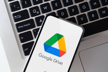 Cep telefonu ekranında Google Drive uygulama simgesine yakın çekim. Popüler Google Çalışma Alanı depolama bulutu. Rosario, Arjantin - 26 Temmuz 2024