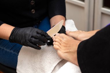 Tırnak cilası. Güzellik salonunda pedikür seansı. Görüntüyü kapat.