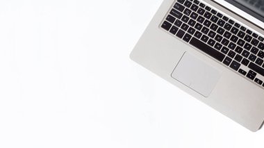 Gri bir dizüstü bilgisayarın üst görüntüsü beyaz arkaplandan izole edilmiş ve sizin için kopyalama alanı var. Net ve minimalist kompozisyona sahip düz bir fotoğraf.