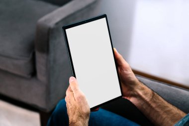 Elinde boş ekranlı tablet bir bilgisayar tutan bir adam. Tasarımınızı yerleştirmek için beyaz ekran.