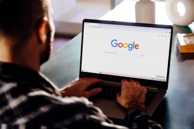 Bir dizüstü bilgisayarda Google arama motoru. En popüler internet tarayıcısında arama yapan adam. ROSARIO, ARJANTINA - 21 Eylül 2024.