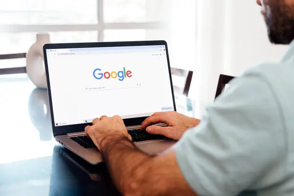Bir dizüstü bilgisayarda Google arama motoru. En popüler internet tarayıcısında arama yapan adam. ROSARIO, ARJANTINA - 24 Eylül 2024.