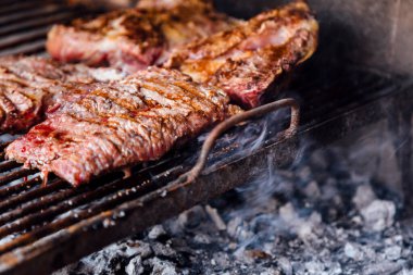 Izgarada kızarmış et. Barbekü, bbq et pişirme. Arjantin, Paraguay ve Uruguay 'dan geleneksel Asado. Yatay biçim.