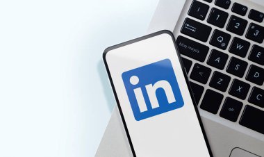 Akıllı telefon ekranında linkedIn uygulaması. Profesyonel ve iş odaklı sosyal hizmet uygulaması olan cep telefonu. ROSARIO, ARJANTINA - 18 Ekim 2024.