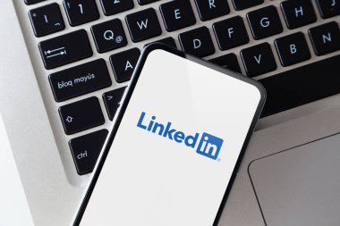 Akıllı telefon ekranında linkedIn uygulaması. Profesyonel ve iş odaklı sosyal hizmet uygulaması olan cep telefonu. ROSARIO, ARJANTINA - 18 Ekim 2024.