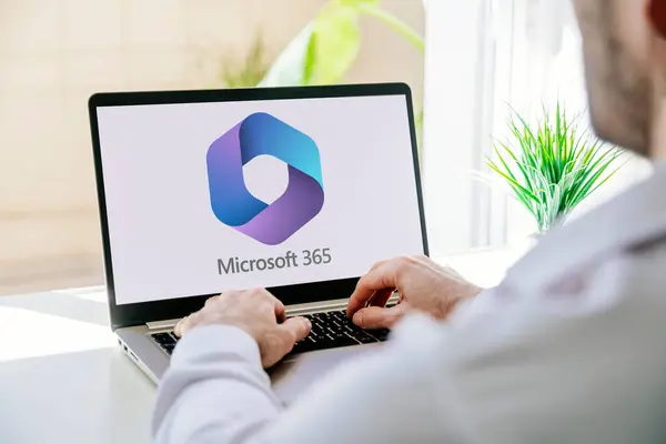 Microsoft Office 365 'in logosunu ekranda gösteren bir dizüstü bilgisayar kullanan adam. ROSARIO, ARJANTINA - 18 Ekim 2024.